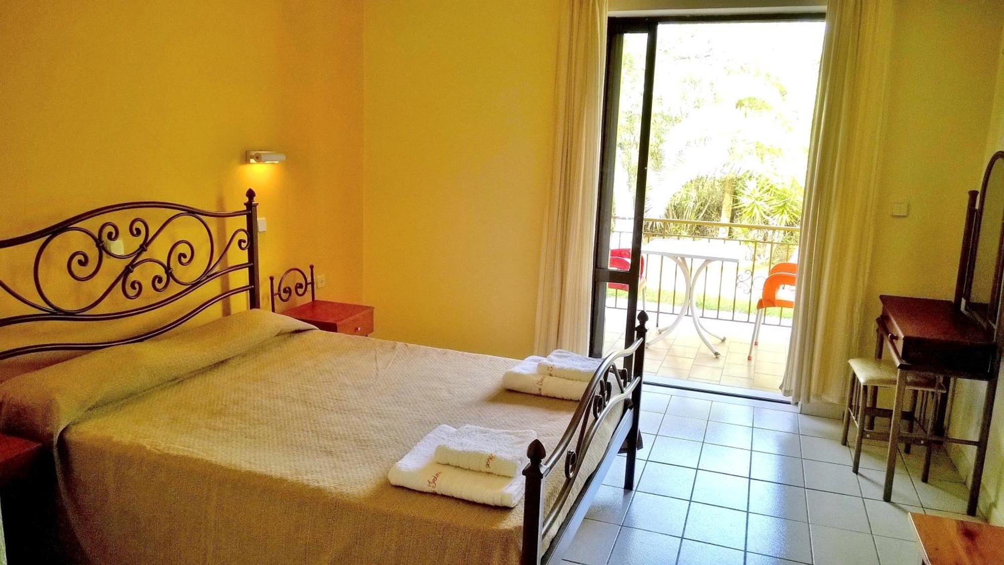 קאבוס Irini Apartments And Studios מראה חיצוני תמונה