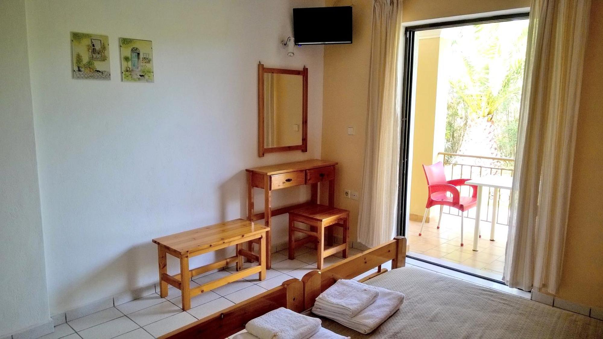קאבוס Irini Apartments And Studios מראה חיצוני תמונה