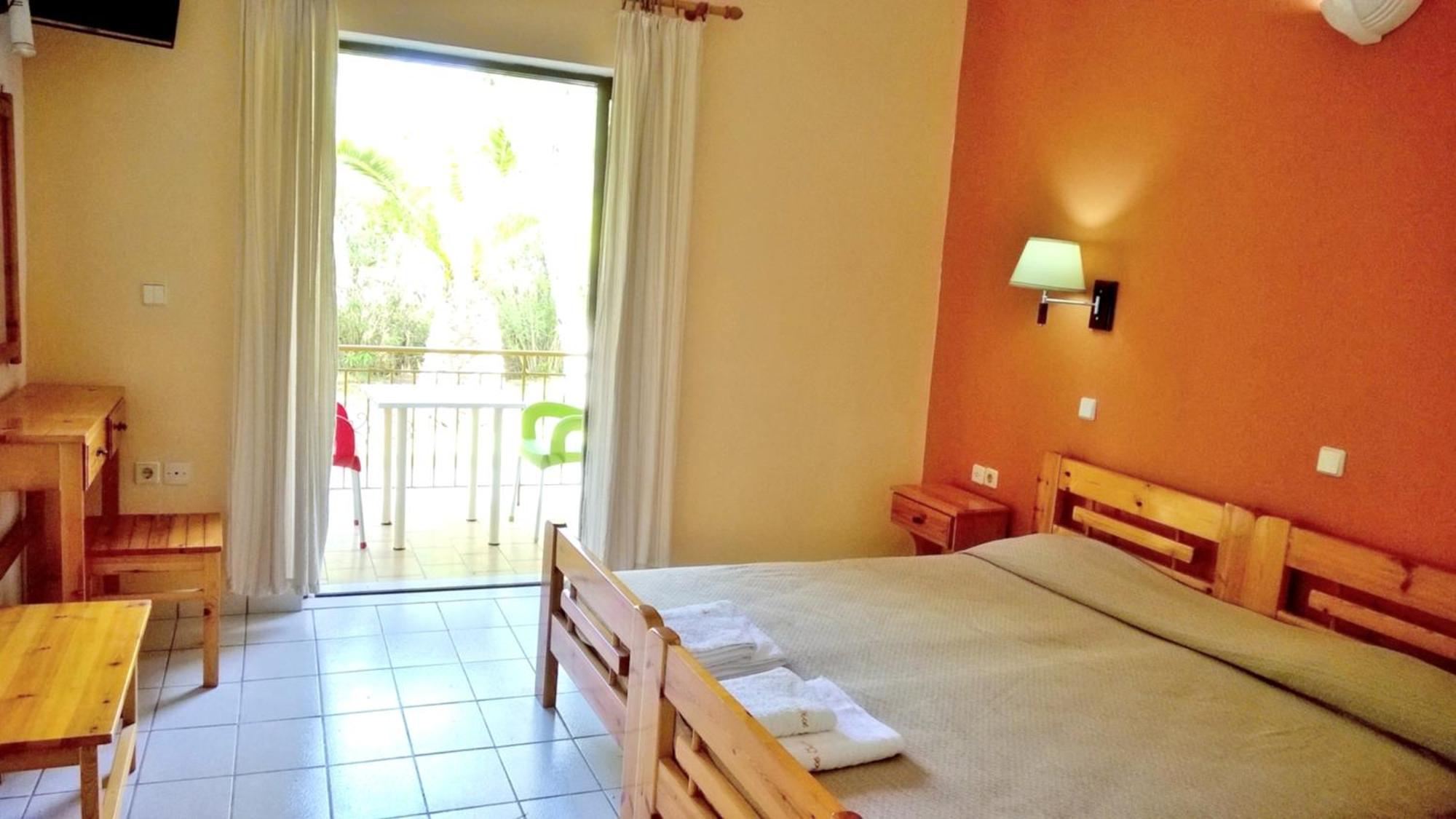קאבוס Irini Apartments And Studios מראה חיצוני תמונה