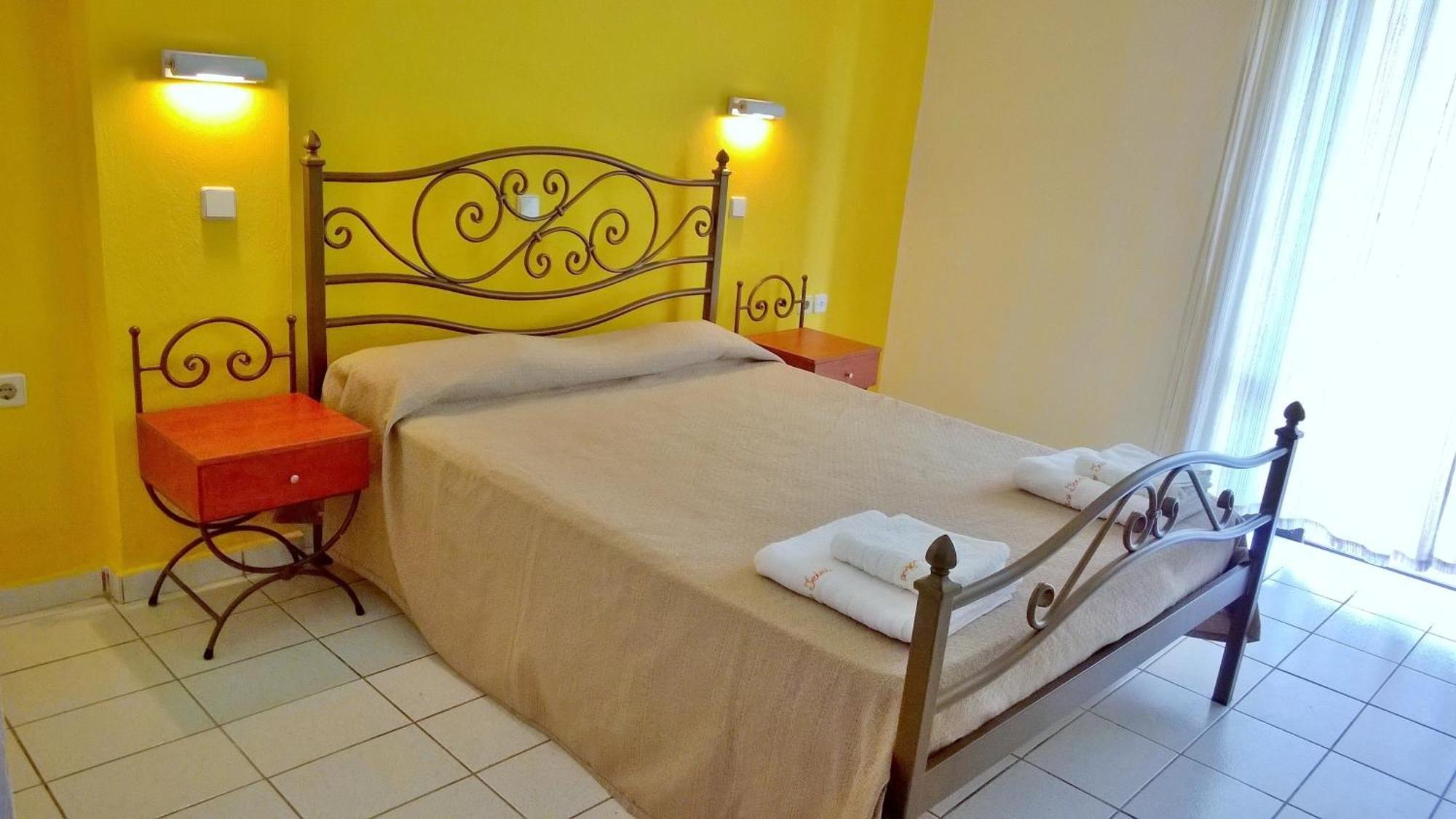 קאבוס Irini Apartments And Studios מראה חיצוני תמונה
