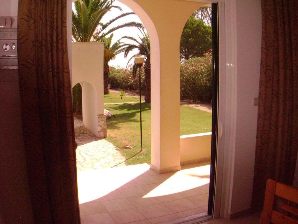 קאבוס Irini Apartments And Studios מראה חיצוני תמונה
